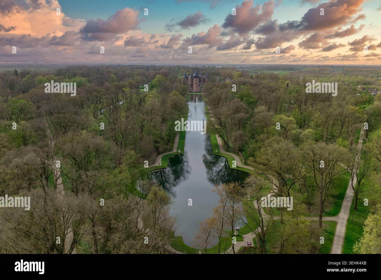 Aus der Vogelperspektive bei Dämmerung mit Blick auf den langen formalen Wasserkanal, der das Anwesen von Kasteel de Haar in Haarzuilens, Provinz Utrecht, Neth, teilt Stockfoto