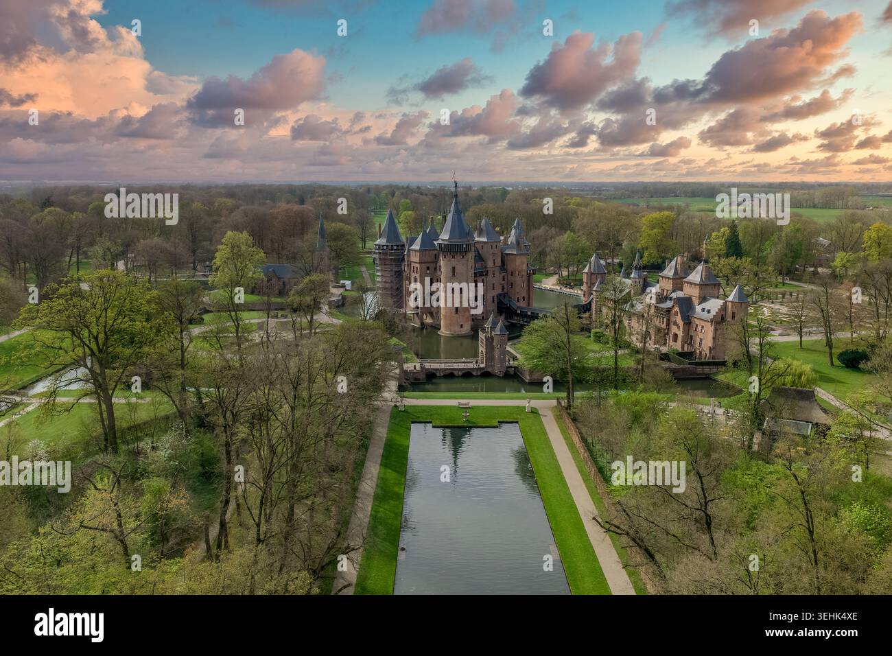 Nahaufnahme von Kasteel de Haar in der Nähe von Haarzuilens in der Provinz Utrecht, Niederlande, am Tag fotografiert und zeigt die gesamte Burganlage Stockfoto