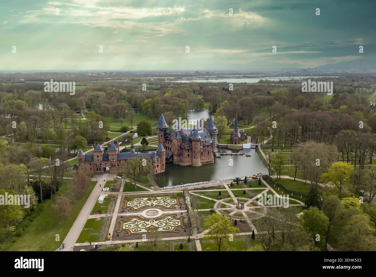 Weite Luftaufnahme von Kasteel de Haar bei Haarzuilens in der Provinz Utrecht, Niederlande, die den Burgenkomplex in seinem weitläufigen Design zeigt Stockfoto