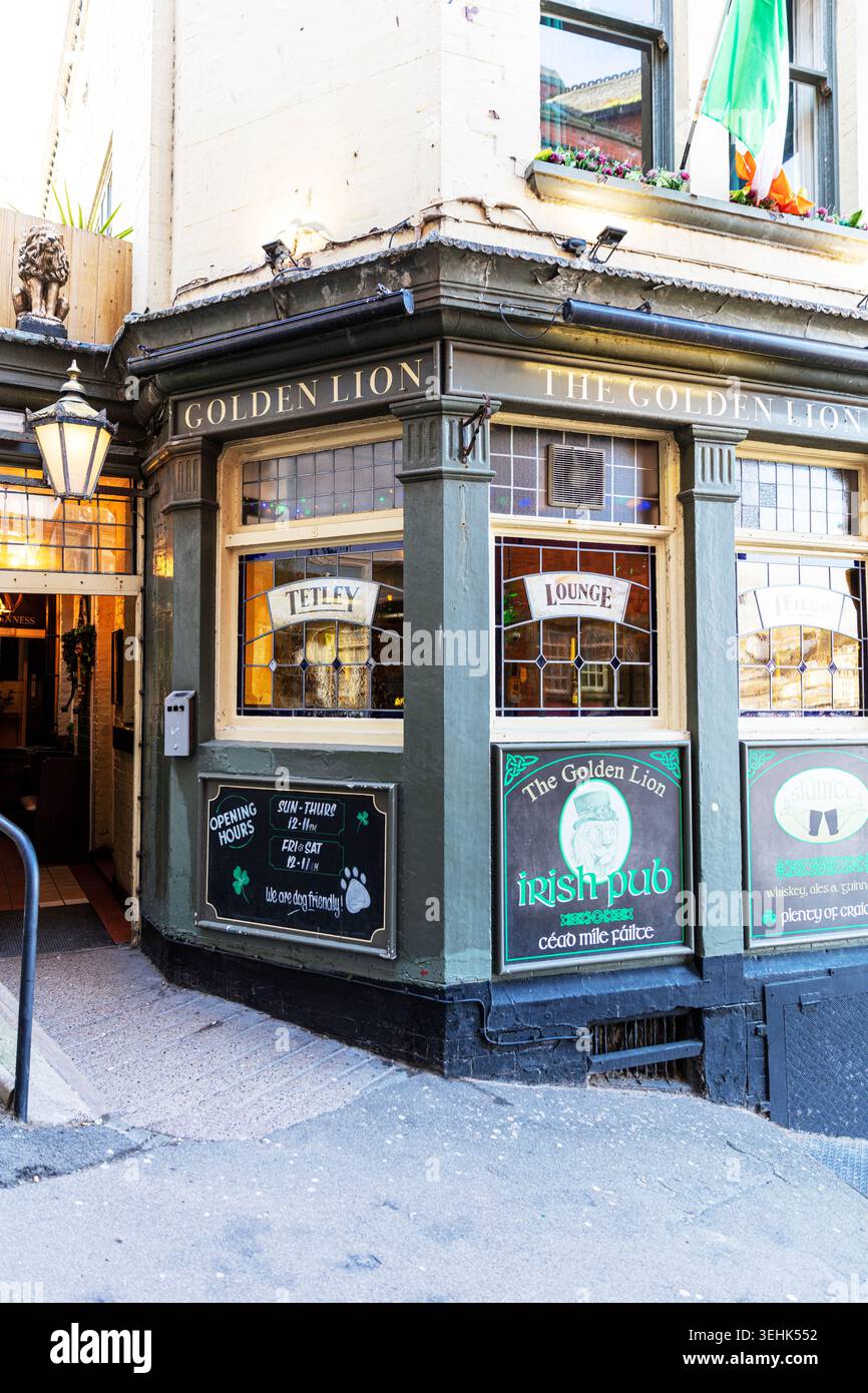 Außenansicht des Golden Lion Pub in Whitby, North Yorkshire, mit traditioneller grün gestrichener Fassade, Buntglasfenstern und Ecke Stockfoto
