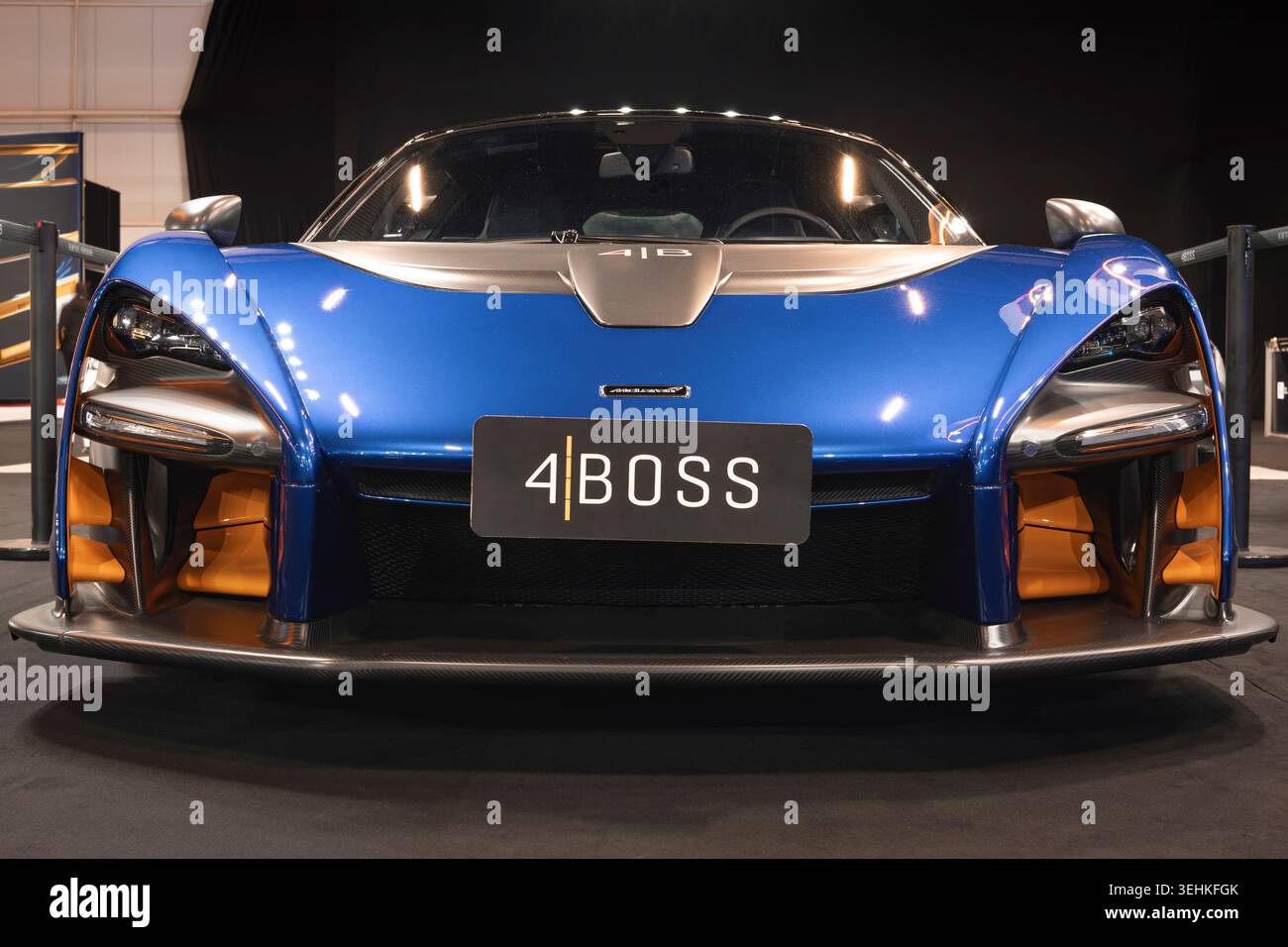 McLaren-Hypercar mit fortschrittlicher aerodynamischer Karosserie, futuristischem Profil und hoher dynamischer Leistung an allen vier Rädern. Stockfoto
