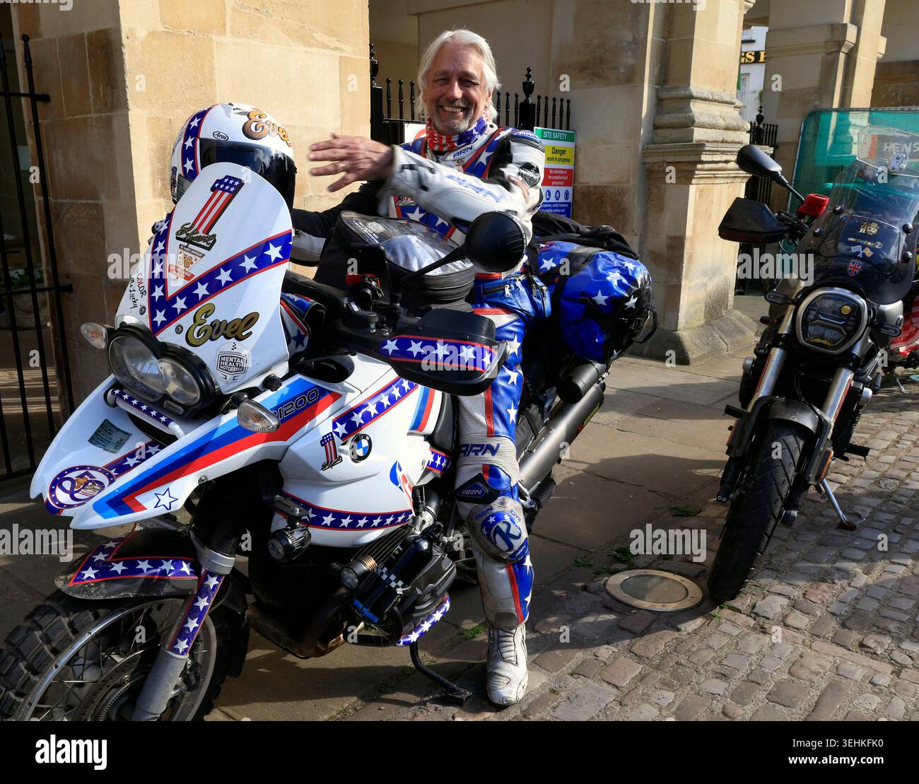 Evel Knievel Charity Motorradfahrt Wales, 2026 zu Hilfe der Macmillan Krebs Unterstützung - am Agincourt Square, Monmouth Town Stockfoto