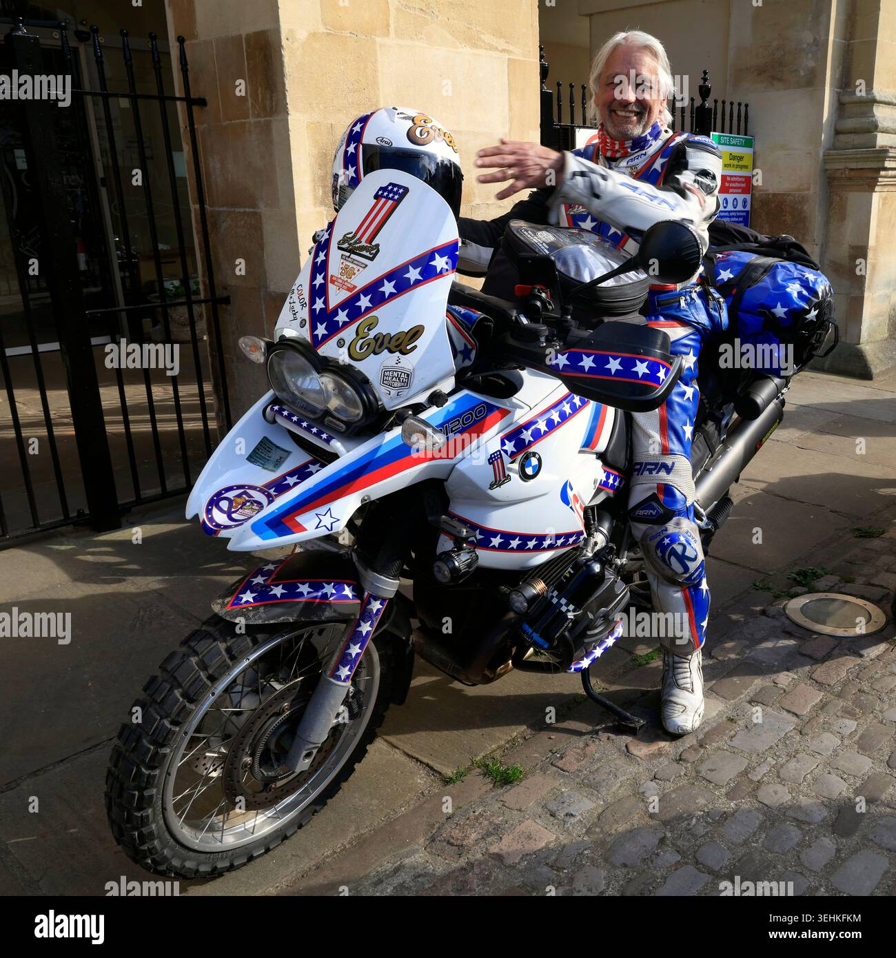 Evel Knievel Charity Motorradfahrt Wales, 2026 zu Hilfe der Macmillan Krebs Unterstützung - am Agincourt Square, Monmouth Town Stockfoto
