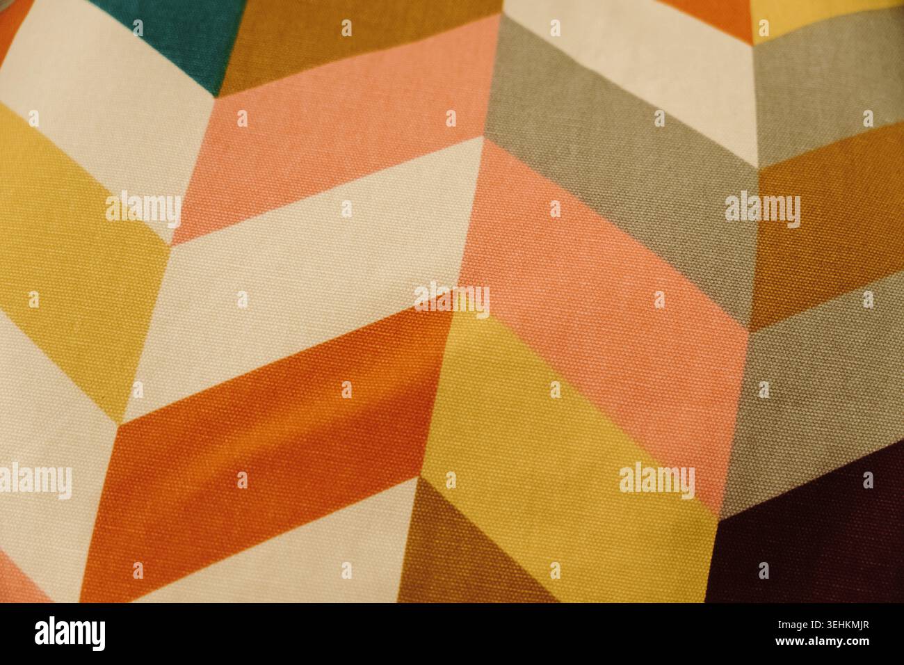 Helle geometrische Stoff mit farbenfrohen abstrakten Formen und modernem Design. Zeitgenössischer Textilhintergrund für Innenraum- und Dekorationskonzepte. Stockfoto