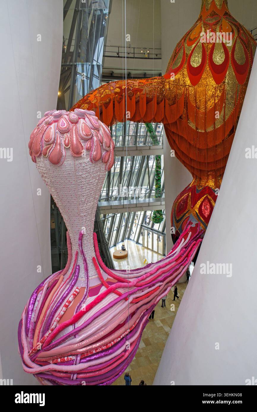 Egeria, eine riesige, farbenfrohe biomorphe Installation der portugiesischen Künstlerin Joana Vasconcelos, die im Guggenheim Museum Bilbao, Spanien, Europa, hängt Stockfoto