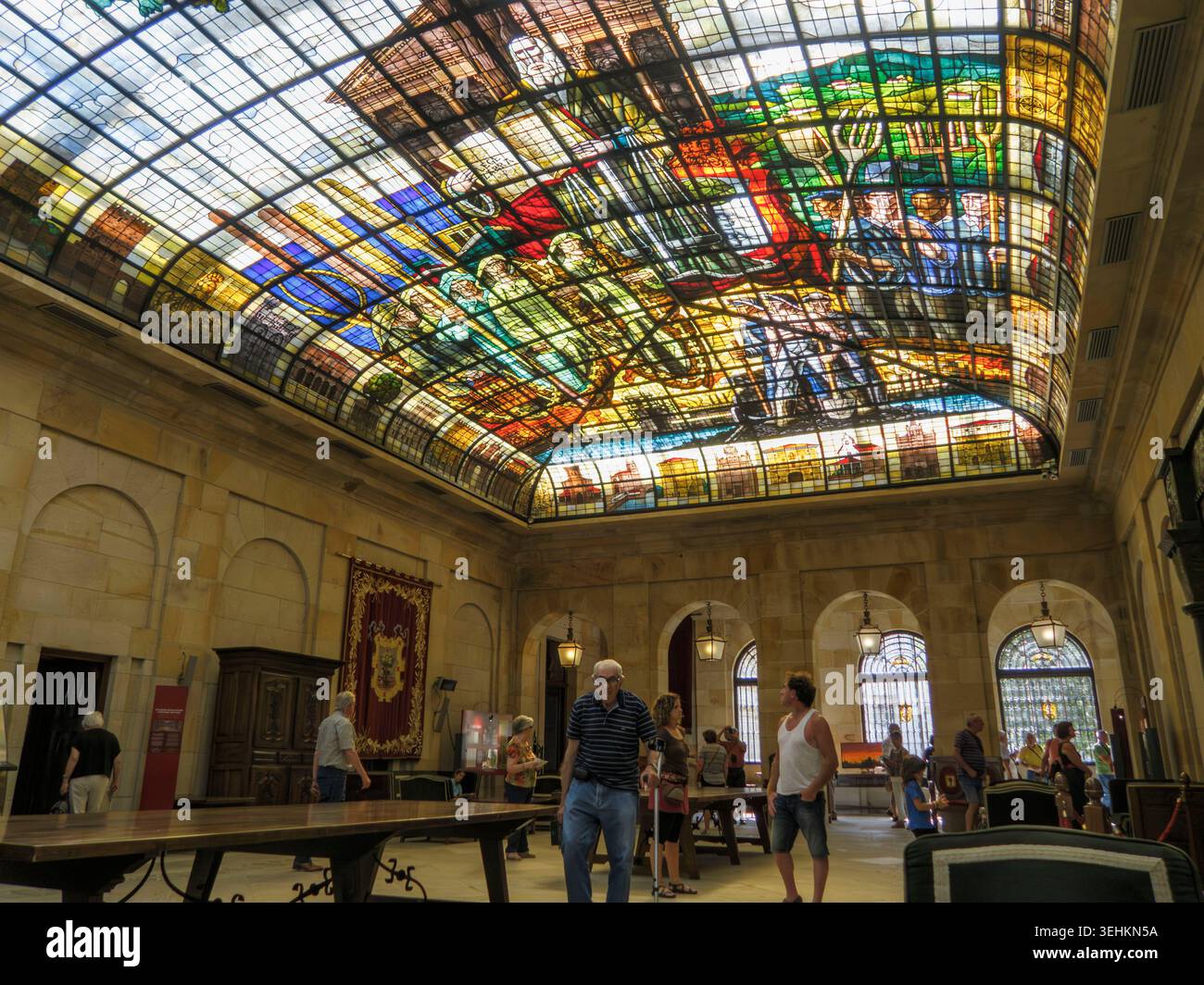 Buntglasdecke im Montagenhaus von Guernica im Baskenland Spanien Stockfoto