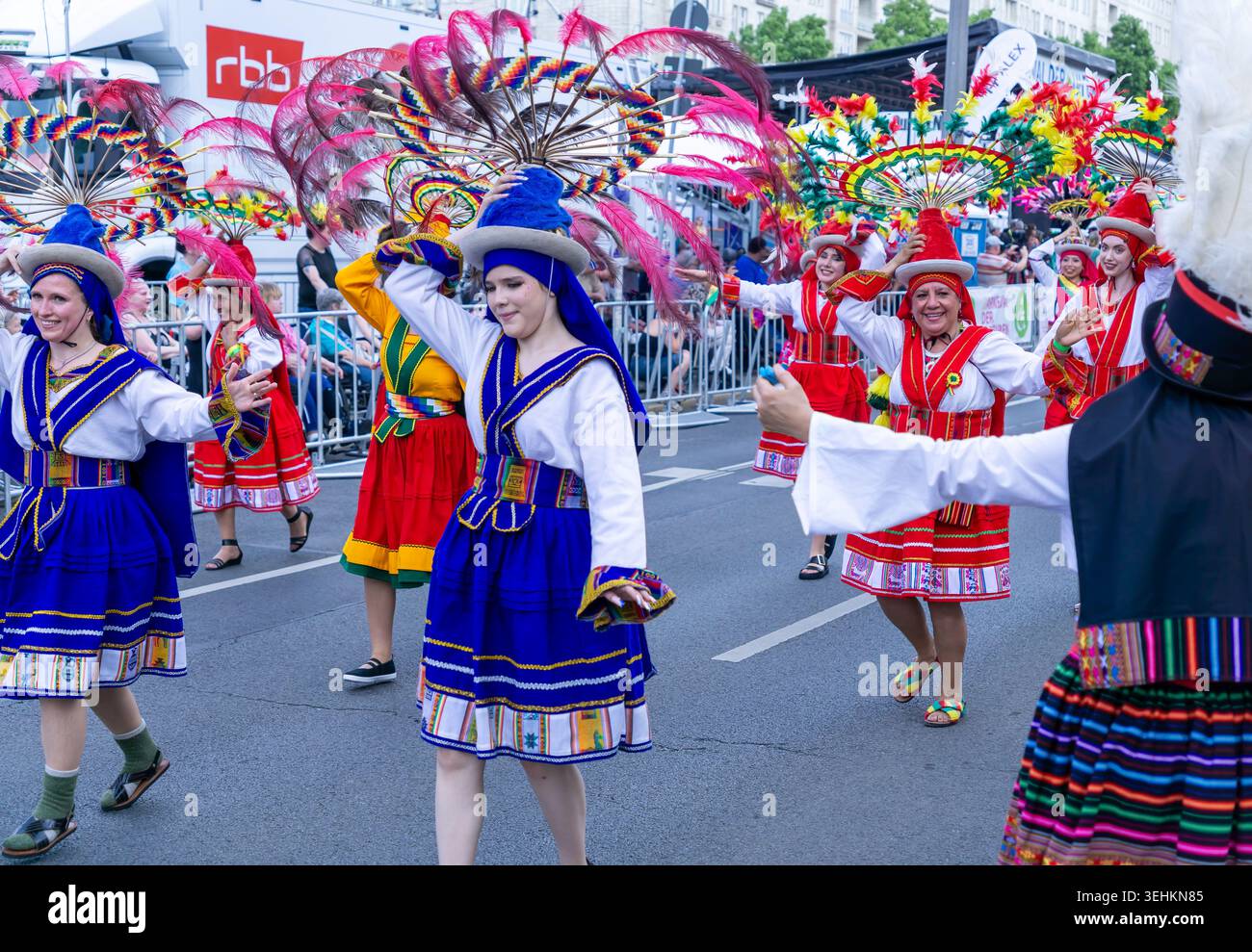 Berlin, Deutschland - 24. Mai 2026: Anden-Folklore-inspirierte Künstler mit Federkopfschmuck tanzen während der Straßenparade des Karnevals der Kulturen. Stockfoto