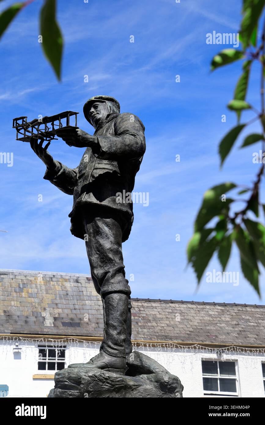 Statue von Charles Rolls von Sir William Goscombe John, vor der Shire Hall, Agincourt Square, Monmouth, Monmouthshire, Südwales Stockfoto