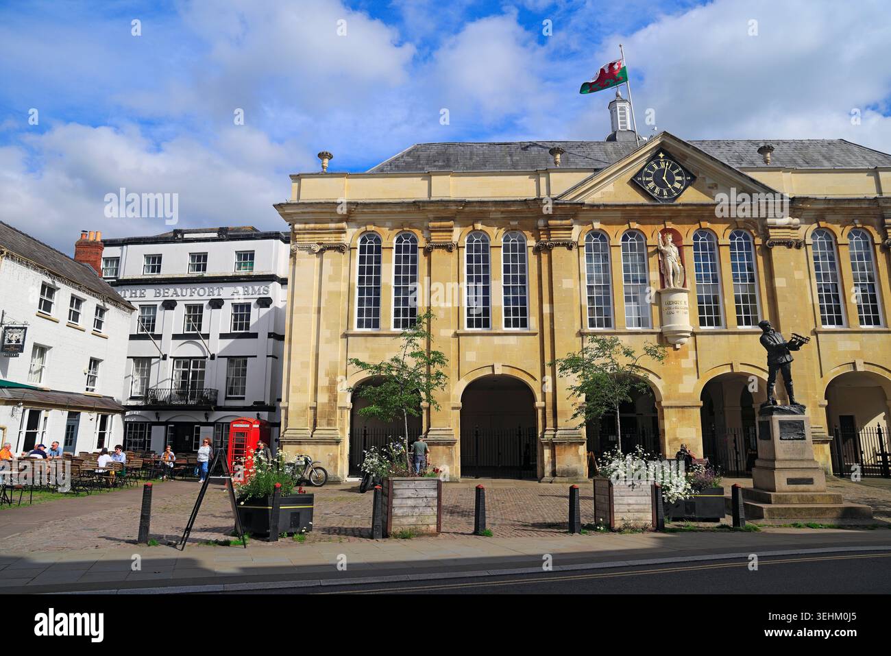 Shire Hall mit Statuen von König Henery V. und Charles Rolls von Sir William Goscombe John, Monmouth, Monmouthshire, South Wales. Stockfoto