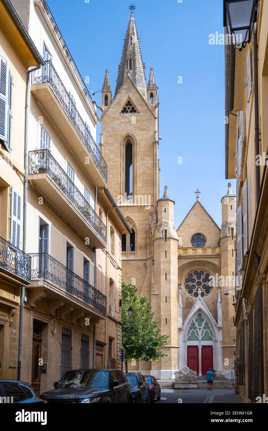 Kirche und Straßenszene im Mazarin-Viertel von Aix-en-Provence, Frankreich Stockfoto