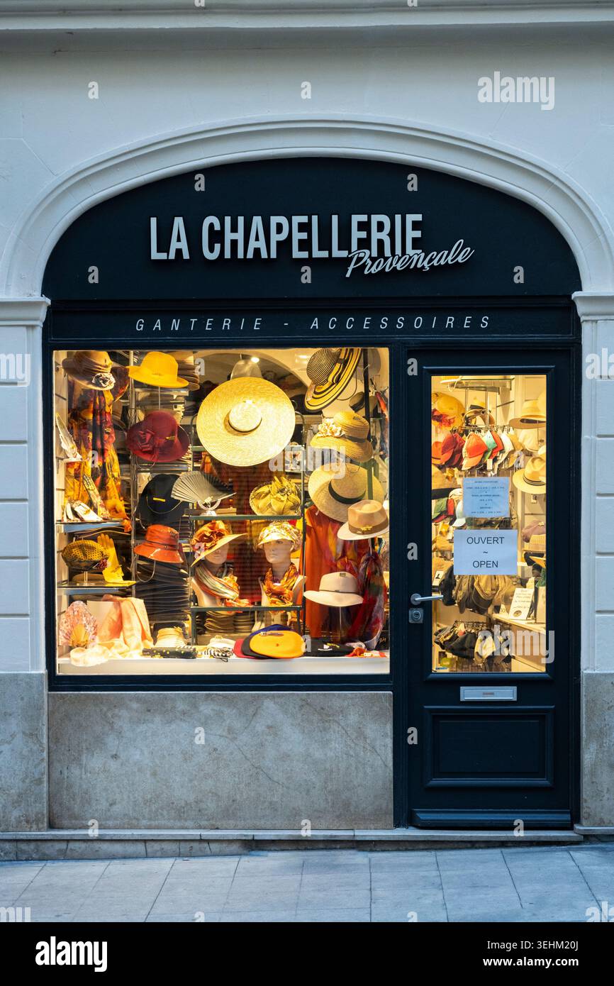 La Chapellerie Hutgeschäft in der Rue Jean Jaures in Arles, Frankreich Stockfoto
