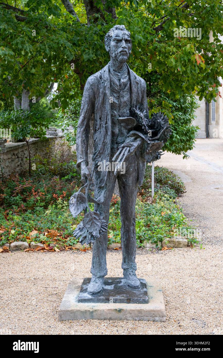 Statue von Vincent Van Gogh in der psychiatrischen Anstalt Saint-Paul-de-Mausole, in der Vincent Van Gogh wohnte, und jetzt Van Gogh Museum in St. Remy de Provence Stockfoto