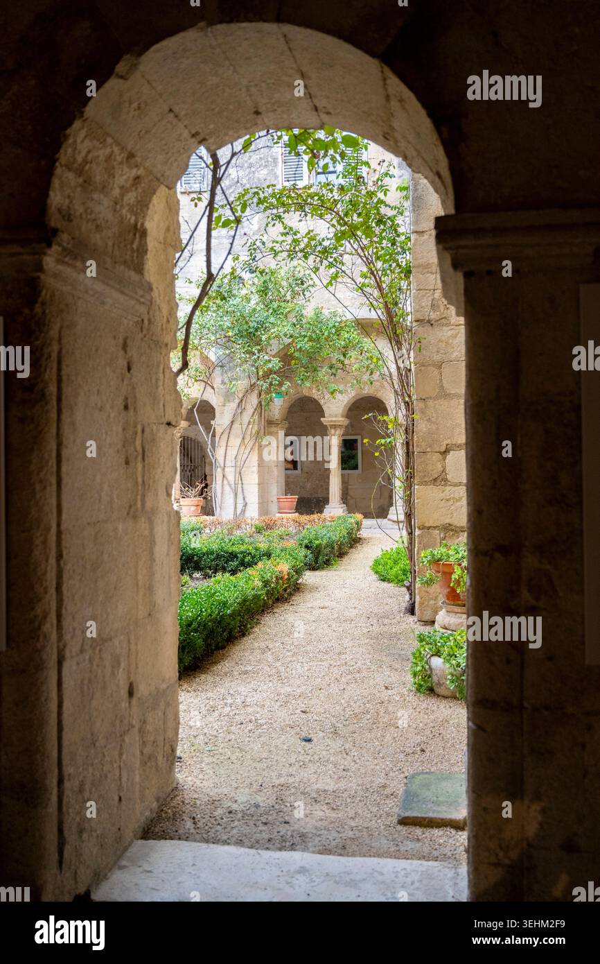Kloster Saint-Paul-de-Mausole in der psychiatrischen Anstalt Saint-Rmy-de-Provence, wo Vincent Van Gogh wohnte, und heute Van Gogh Museum Stockfoto