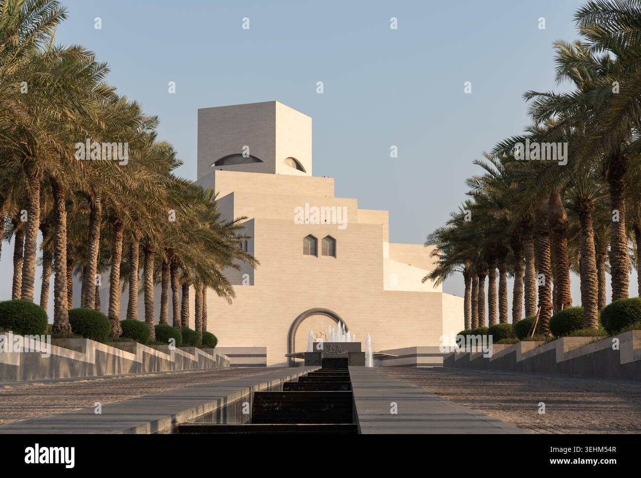 Museum of Islamic Art, Doha, Katar - 27. September 2025: Eine Nahaufnahme der geometrischen modernen Architektur des Museums of Islamic Art in Doha. Stockfoto