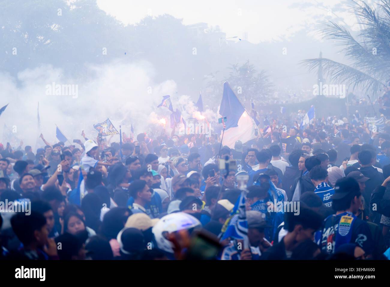 BANDUNG, INDONESIEN - 24. MAI 2026. Persib Champion Celebration Konvoi Inmitten Leidenschaftlicher Bobotoh Stockfoto