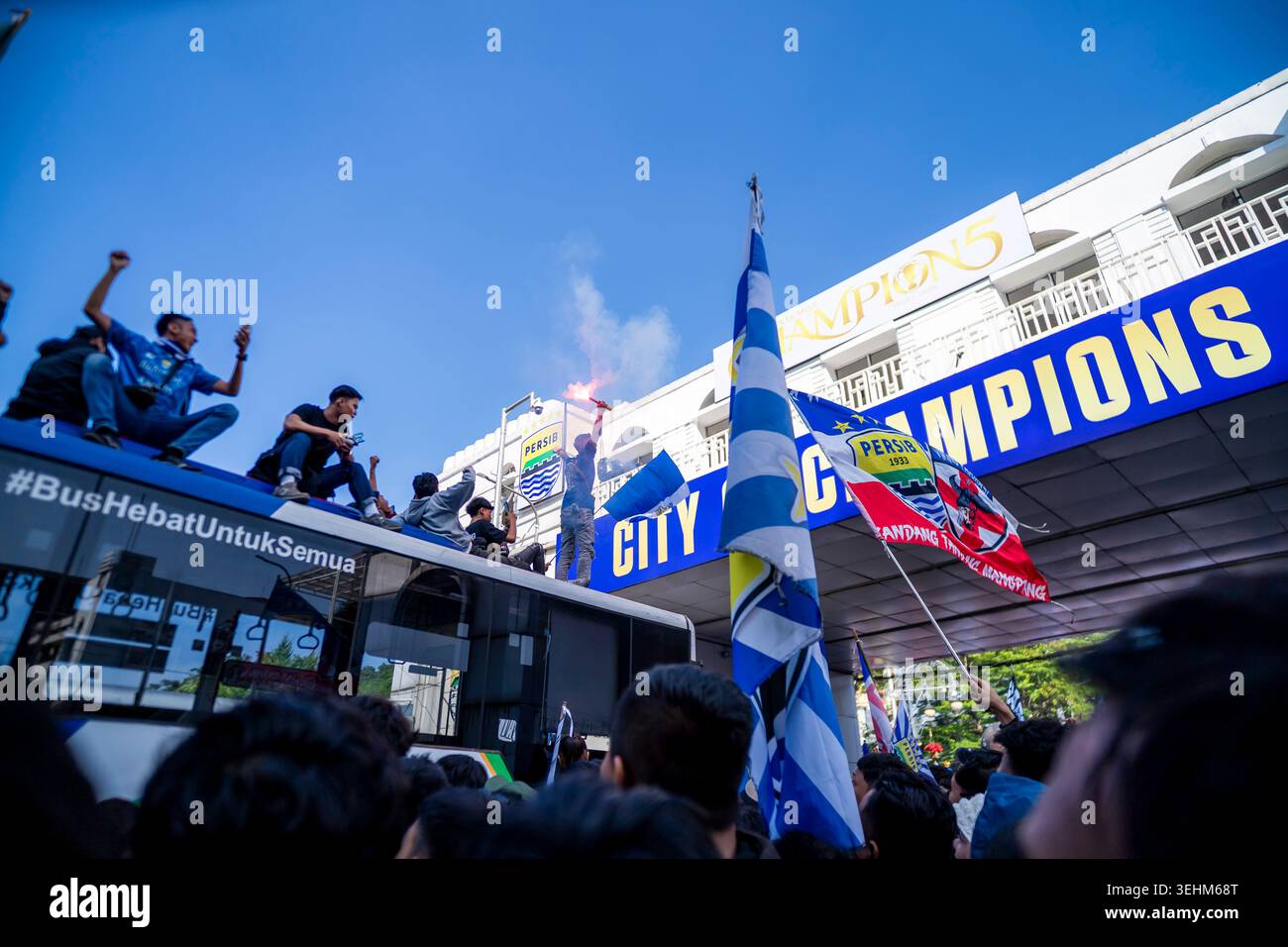 BANDUNG, INDONESIEN - 24. MAI 2026. Persib Champion Celebration Konvoi Mit Leidenschaftlichem Bobotoh Stockfoto