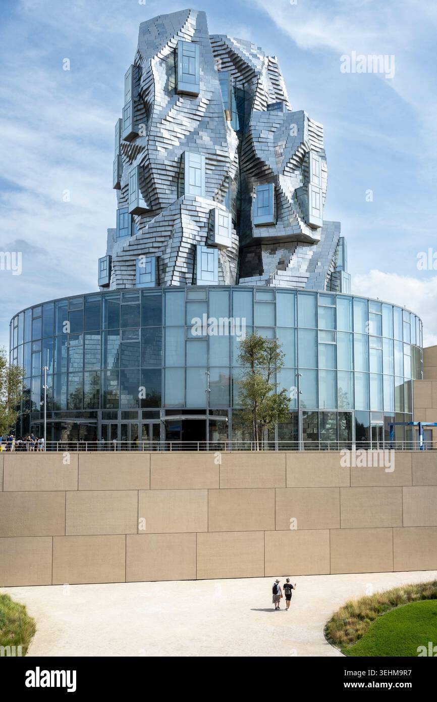 Entworfen von Frank Gehry Luma Arles Parc des Ateliers Ausstellungs- und Konferenzzentrum und der Turm in Arles, Frankreich Stockfoto