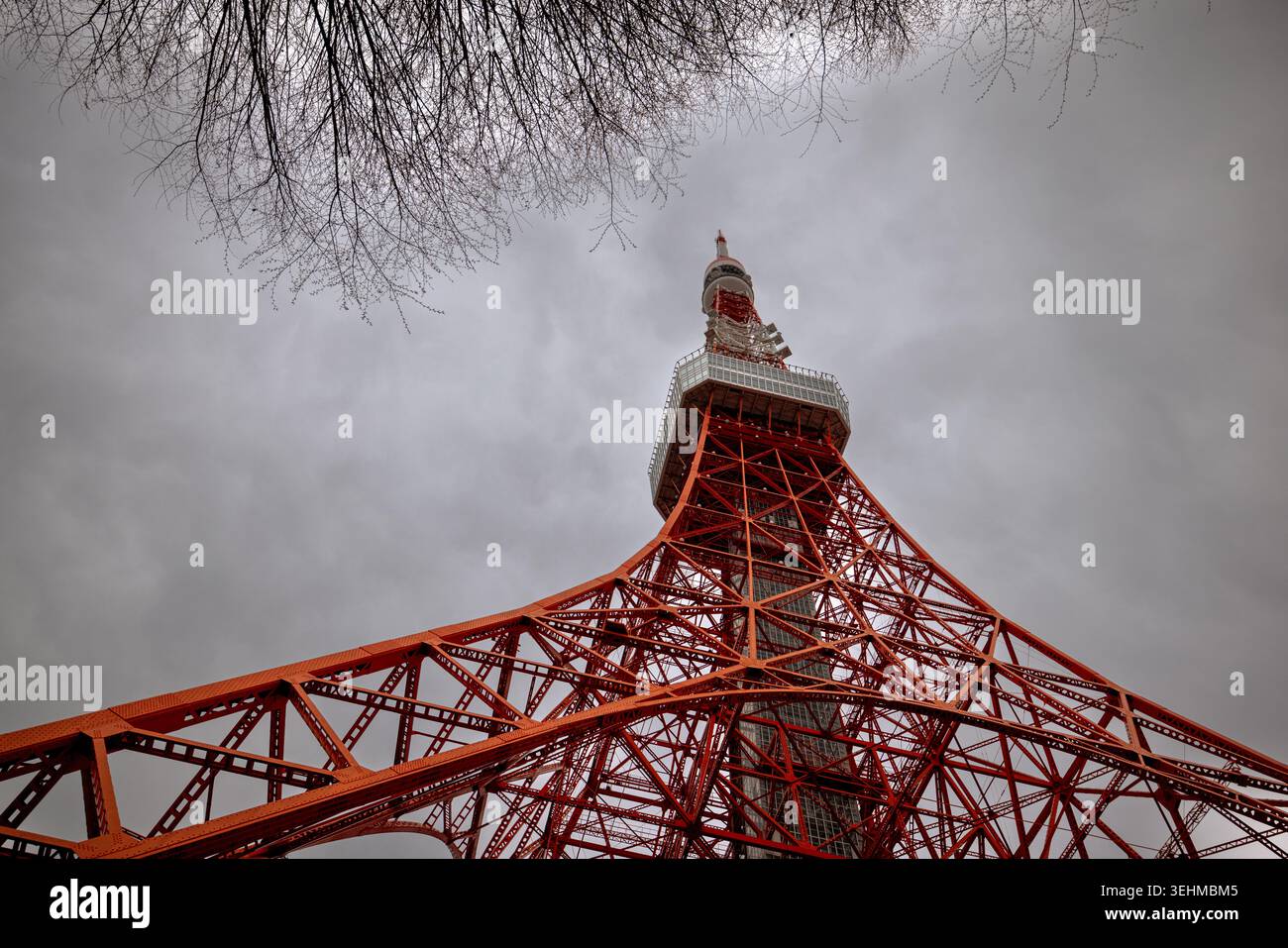 Tokio Tower in Tokio, Japan. Der Kommunikations- und Aussichtsturm ist nach wie vor eines der bekanntesten Wahrzeichen der Stadt. Stockfoto