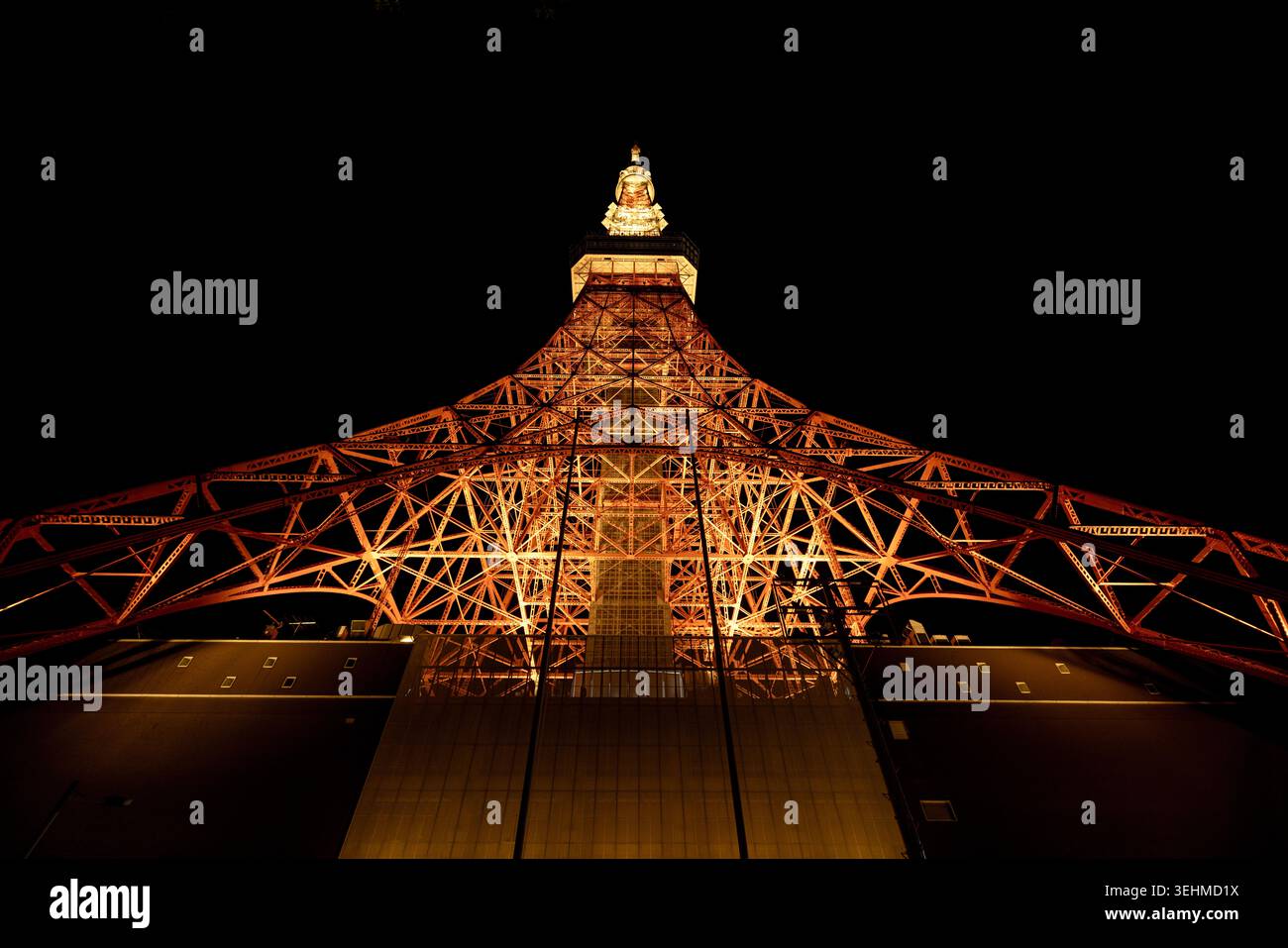 Tokio Tower beleuchtet bei Nacht in Tokio, Japan. Der Kommunikations- und Aussichtsturm ist nach wie vor eines der bekanntesten Wahrzeichen der Stadt. Stockfoto