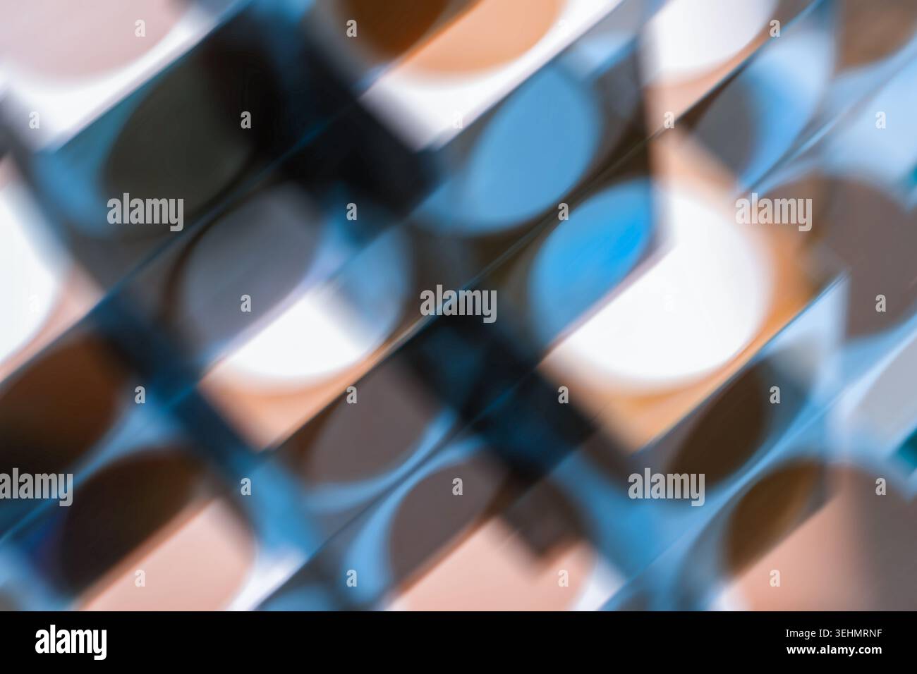 Ein lebendiges abstraktes Bild mit mehrfarbigen geometrischen Formen. Überlappende Kreise und Linien erzeugen einen dynamischen Hintergrund mit einem Gefühl von Tiefe und Stockfoto