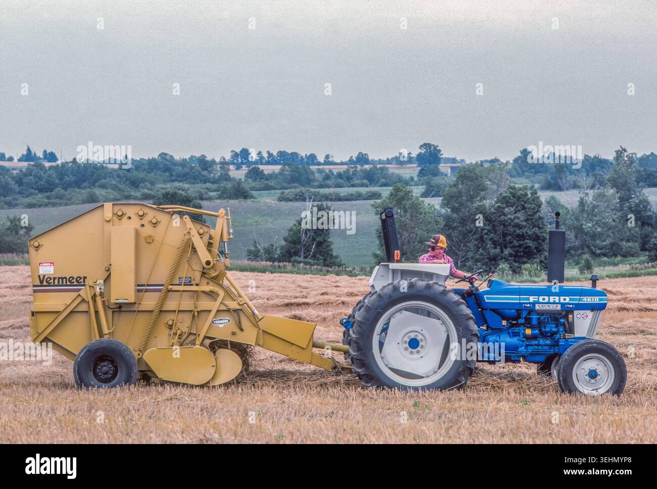 Ford 4610 Traktor und Vermeer Ballenpresse, Ballenpresse Bloomfield, New York Stockfoto