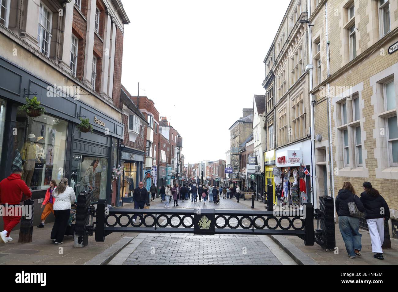 Die Gegend um Windsor Castle wimmelt von Einkaufsstraßen und ausländischen Touristen, die nach einzigartigen Restaurants und interessanten Souvenirs suchen. Stockfoto