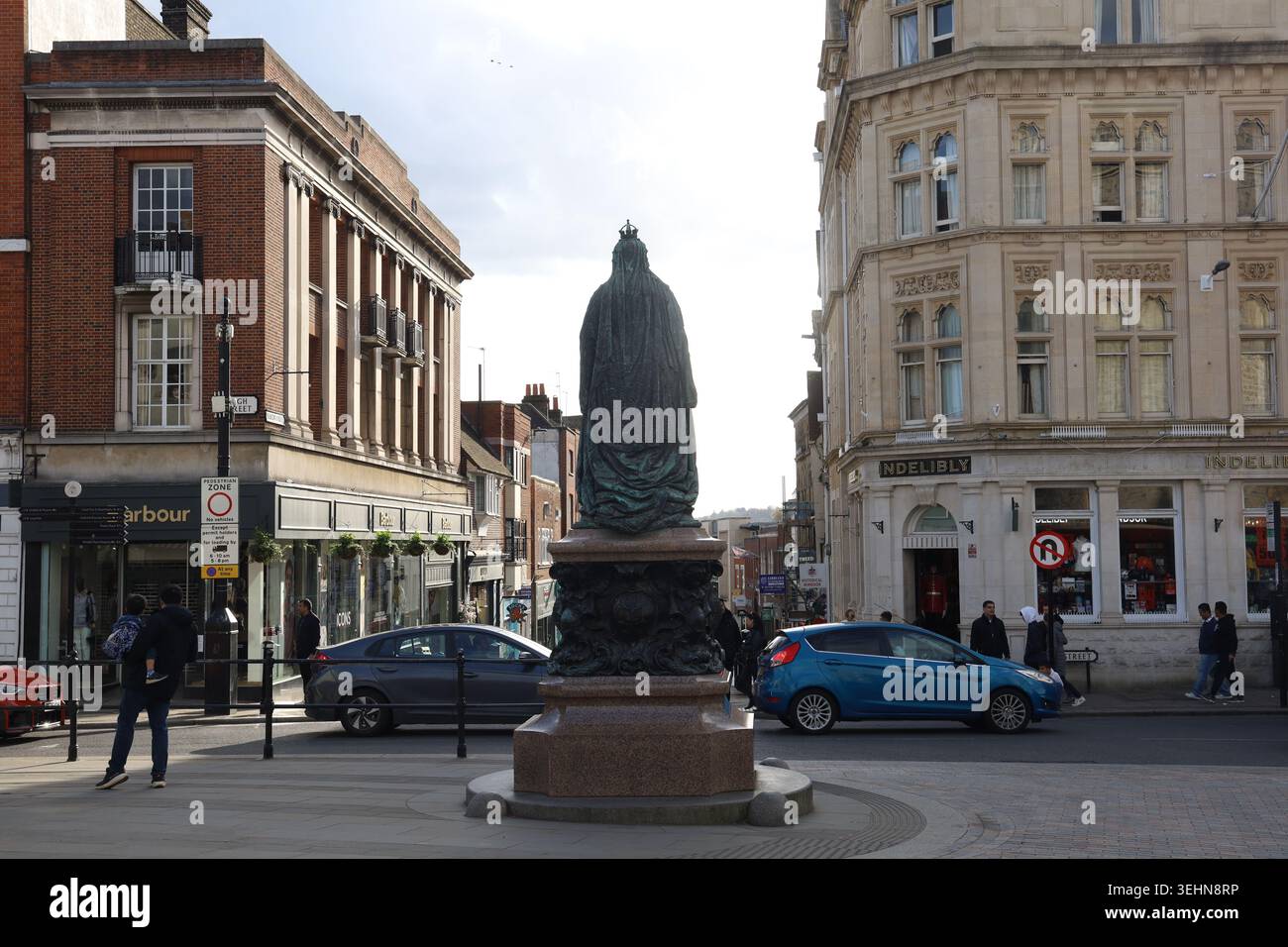 Die Gegend um Windsor Castle wimmelt von Einkaufsstraßen und ausländischen Touristen, die nach einzigartigen Restaurants und interessanten Souvenirs suchen. Stockfoto