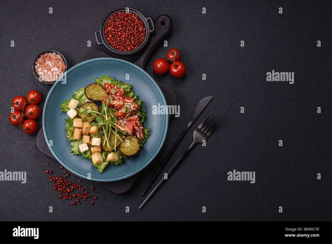 Essen, deftige köstliche frittierte Falafel aus Kichererbsen, Kümmel, Hummus mit Salz und Gewürzen auf dunklem Betonhintergrund Stockfoto