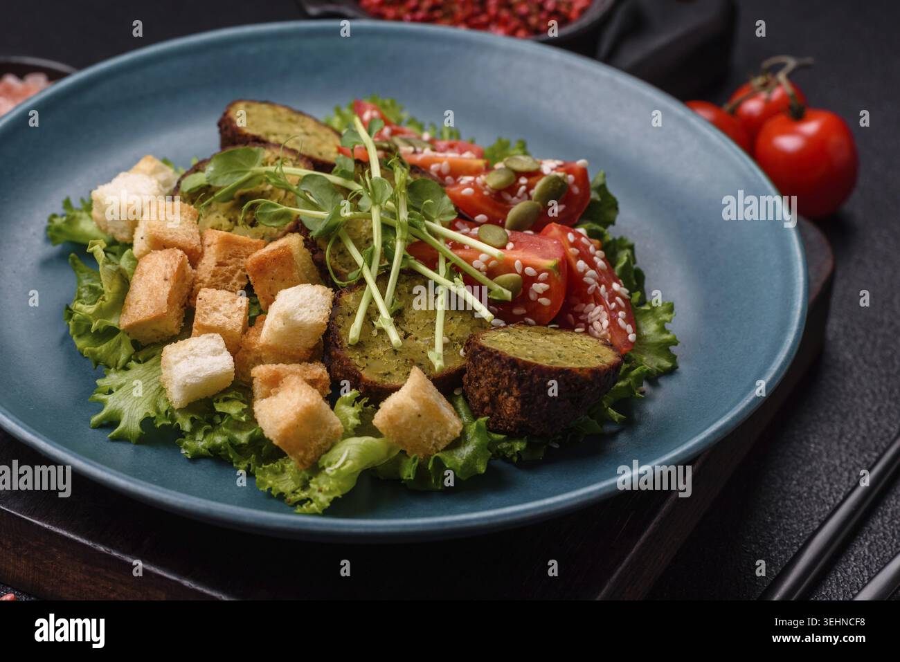 Essen, deftige köstliche frittierte Falafel aus Kichererbsen, Kümmel, Hummus mit Salz und Gewürzen auf dunklem Betonhintergrund Stockfoto
