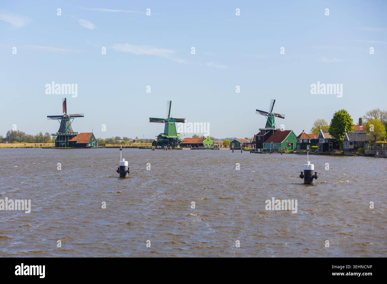 Historische Windmühlen in Zaanse Schans, einem beliebten Ort in den Niederlanden, der niederländische Kultur und Landschaft zeigt. Stockfoto