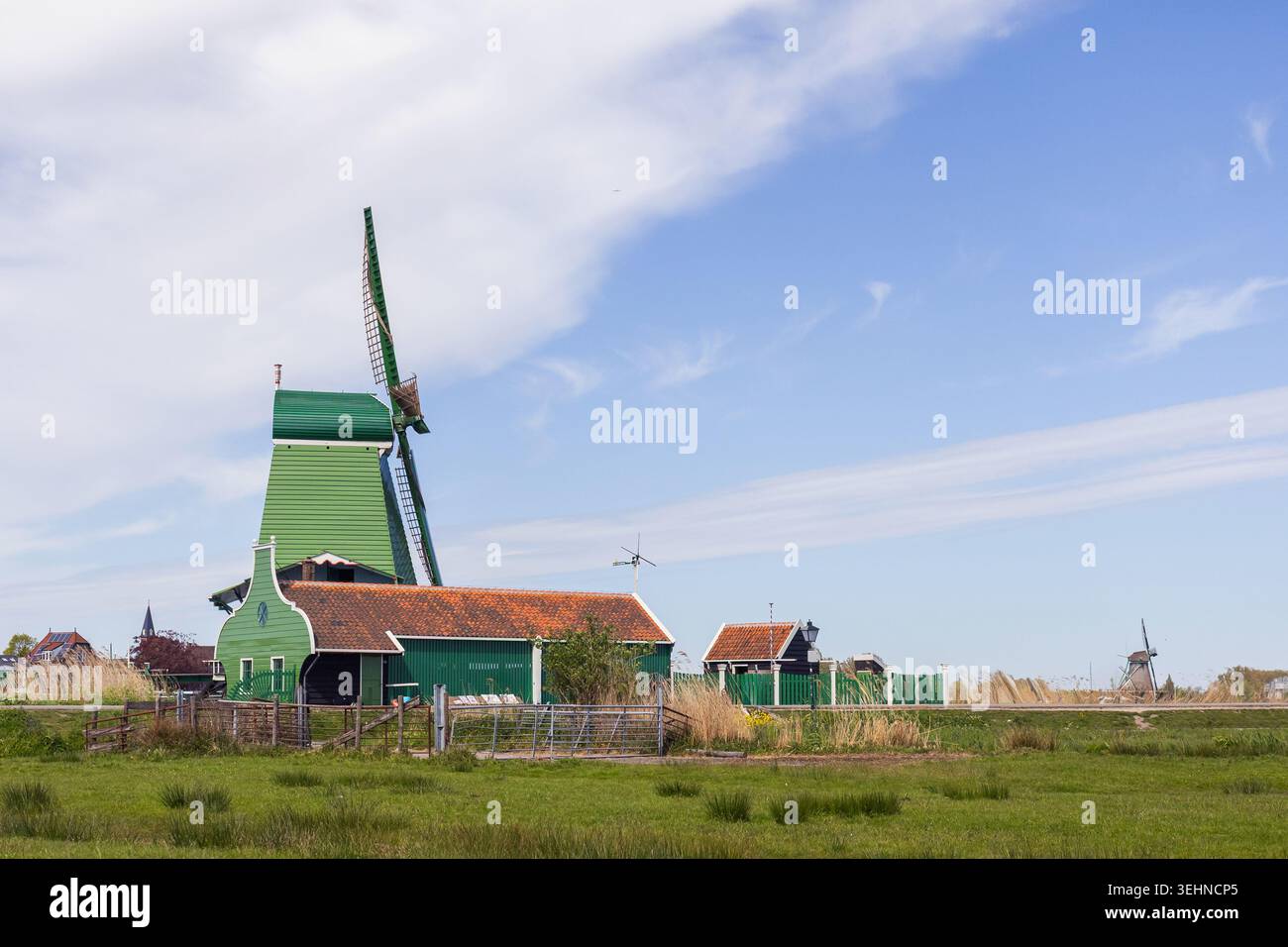 Historische Windmühlen in Zaanse Schans in der Nähe von Amsterdam, während Sie die niederländische Kultur und Landschaft erkunden. Stockfoto