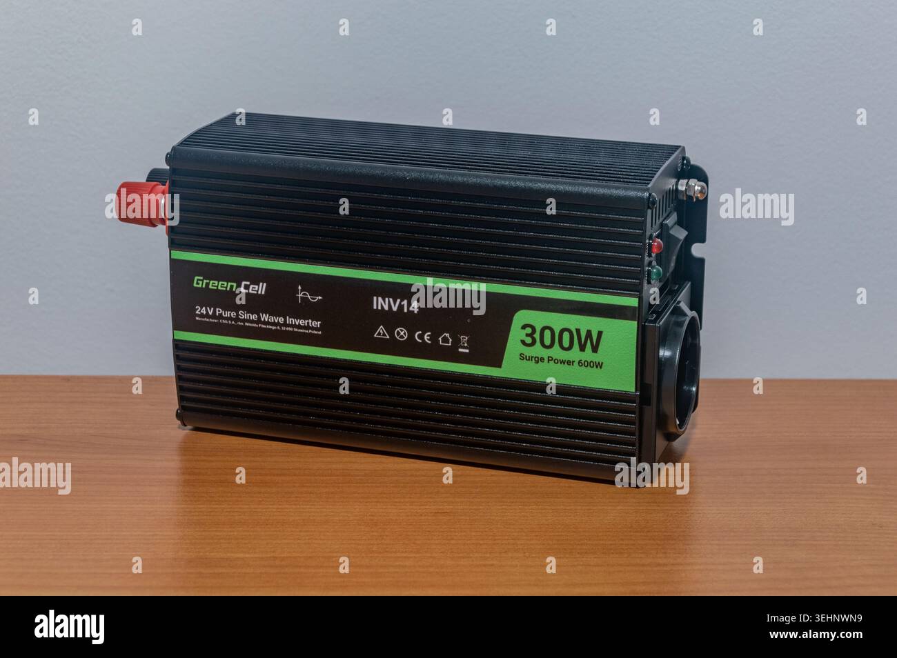 Pruszcz Gdanski, Polen - 8. Dezember 2025: Green Cell INV14 300 W 24 V reiner Sinuswelleninverter. Stockfoto