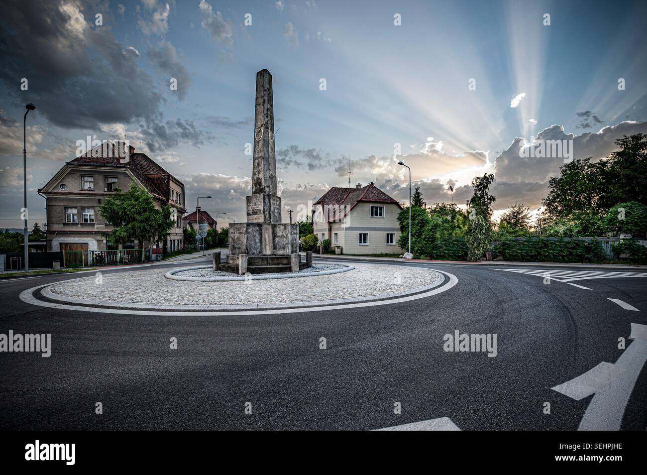 Pyrám, oder das Steinschild, befindet sich an der Kreuzung von drei alten Kaiserstraßen - nach Liberec, Jičín und Mladá Boleslav während des Sonnenuntergangs Stockfoto