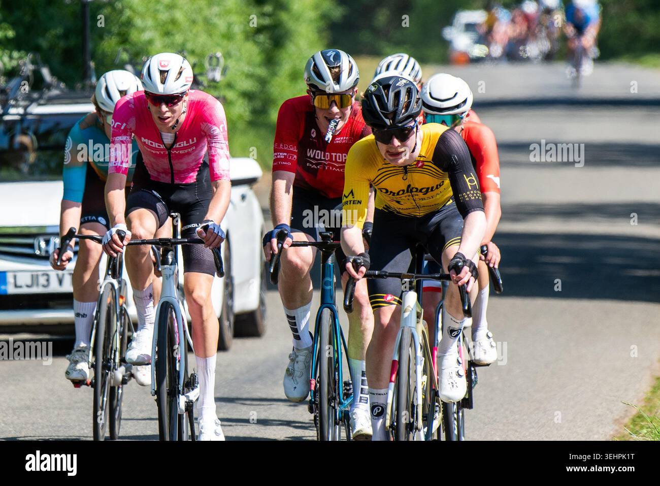 Grantham, Vereinigtes Königreich, 25. Mai 2026. Während das Land am heißesten Mai-Tag gebacken wird, nimmt das britische Radfeld am GA Bennett Road Race in der Landschaft außerhalb Granthams Teil. Quelle: Joe Hudson/Alamy Live News Stockfoto