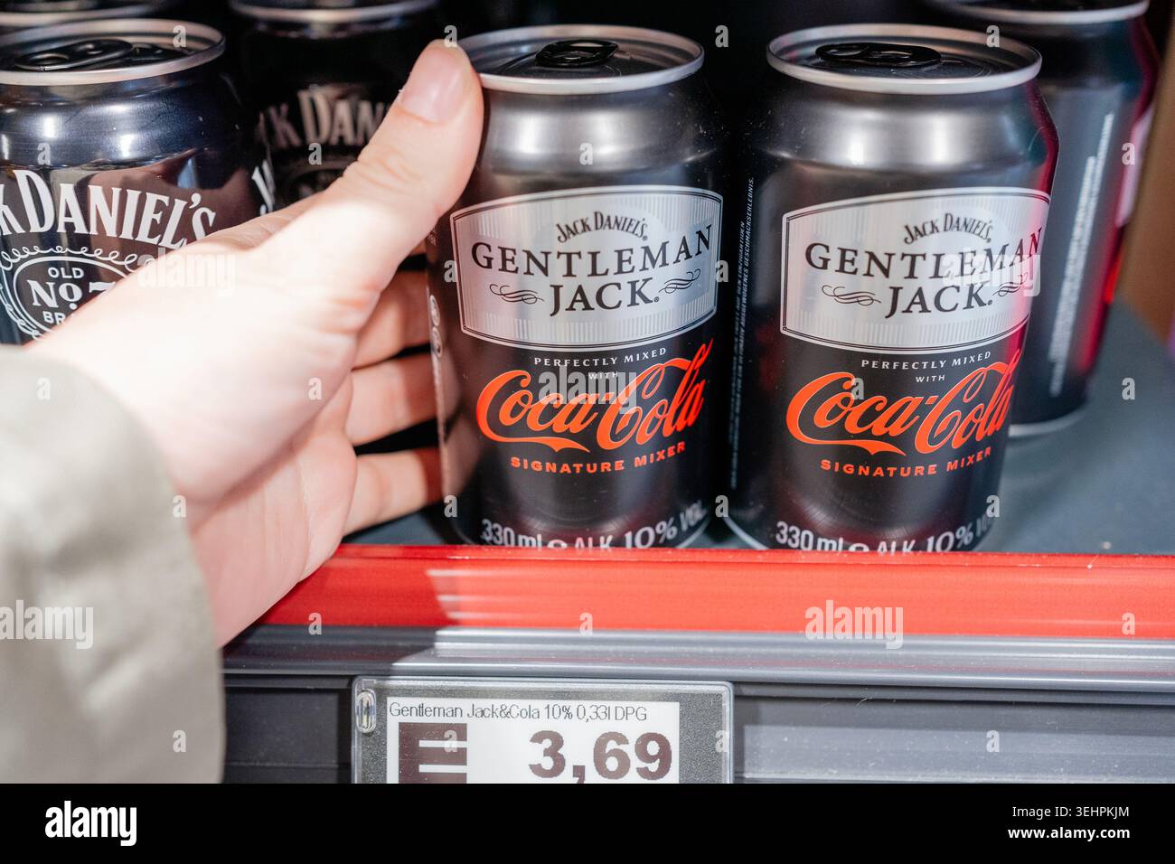 Bad Hersfeld, Deutschland, 04.29.2026: Auswahl von alkoholfreien oder harten Getränken im Lebensmittelgeschäft. Kunde, der sich nach einer Whiskey-Cola-Getränkedose im Einzelhandel erkundet Stockfoto