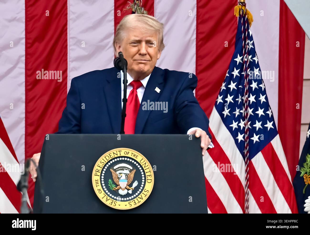 Arlington, Vereinigte Staaten Von Amerika. Mai 2026. US-Präsident Donald J Trump hält am Memorial Day, Montag, 25. Mai 2026, im Amphitheater eine Rede, nachdem er einen Kranz am Grab der Unbekannten auf dem Arlington National Cemetery in Arlington, Virginia gelegt hatte.Credit: Kyle Mazza/Pool/SIPA USA Credit: SIPA USA/Alamy Live News Stockfoto