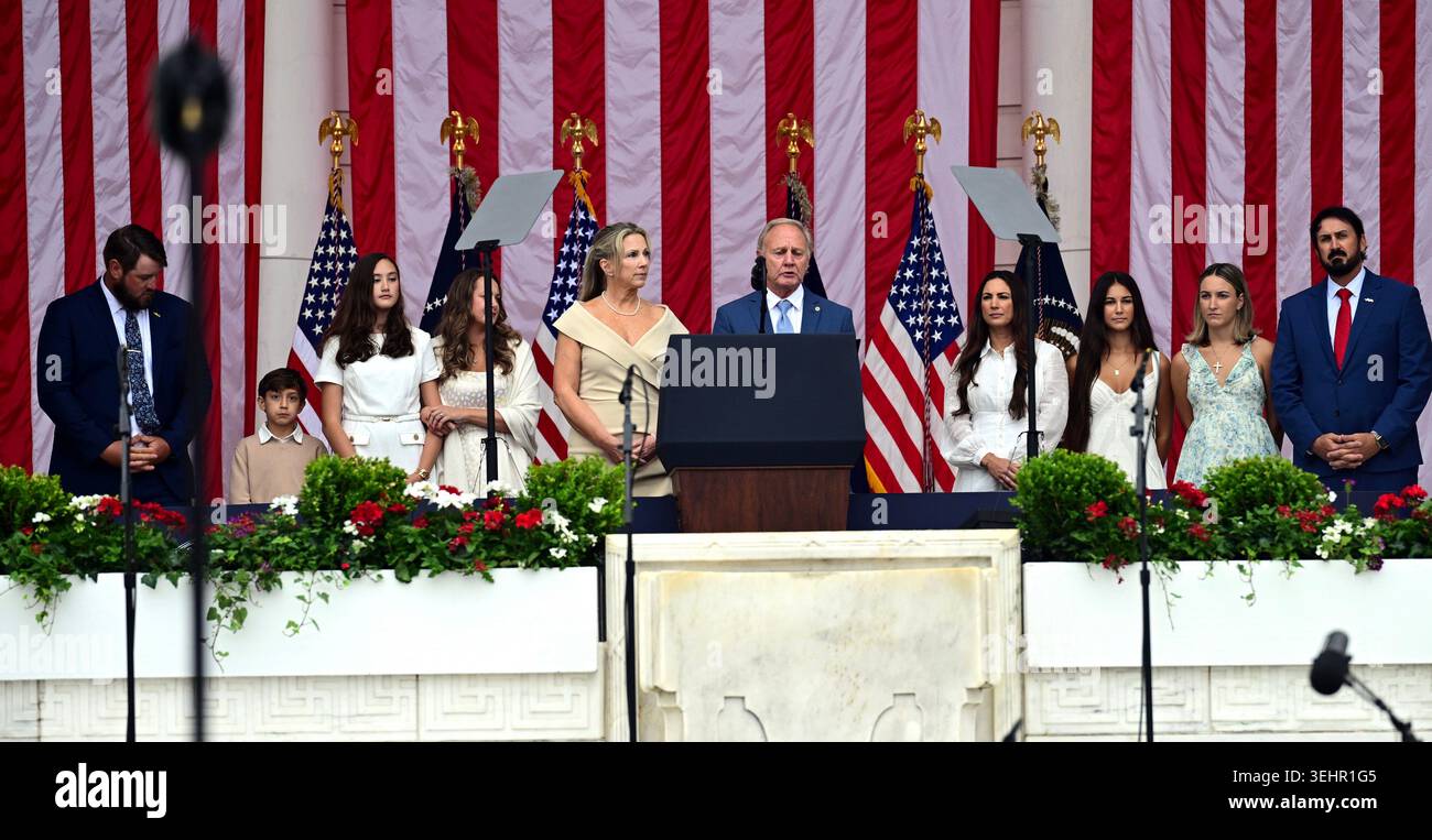 Arlington, Usa. Mai 2026. US-Präsident Donald J Trump hält eine Rede im Amphitheater, nachdem er am Memorial Day, Montag, den 25. Mai 2026, einen Kranz am Grab der Unbekannten auf dem Arlington National Cemetery in Arlington, Virginia gelegt hatte. Foto: Kyle Mazza /UPI Credit: UPI/Alamy Live News Stockfoto