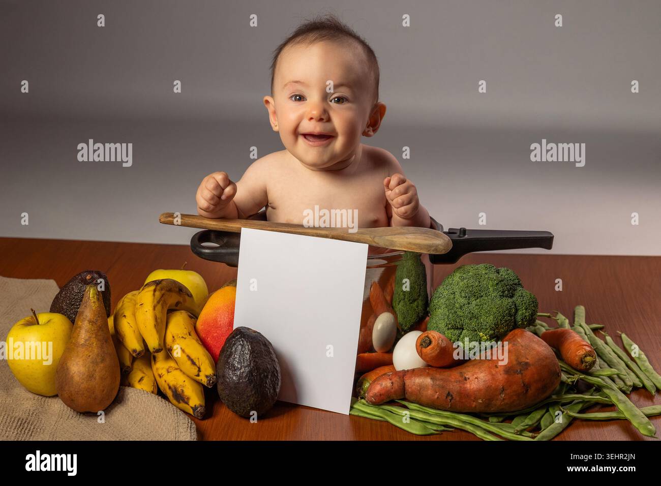 Gesundes Baby im Kochtopf mit Gemüse und Obst Stockfoto