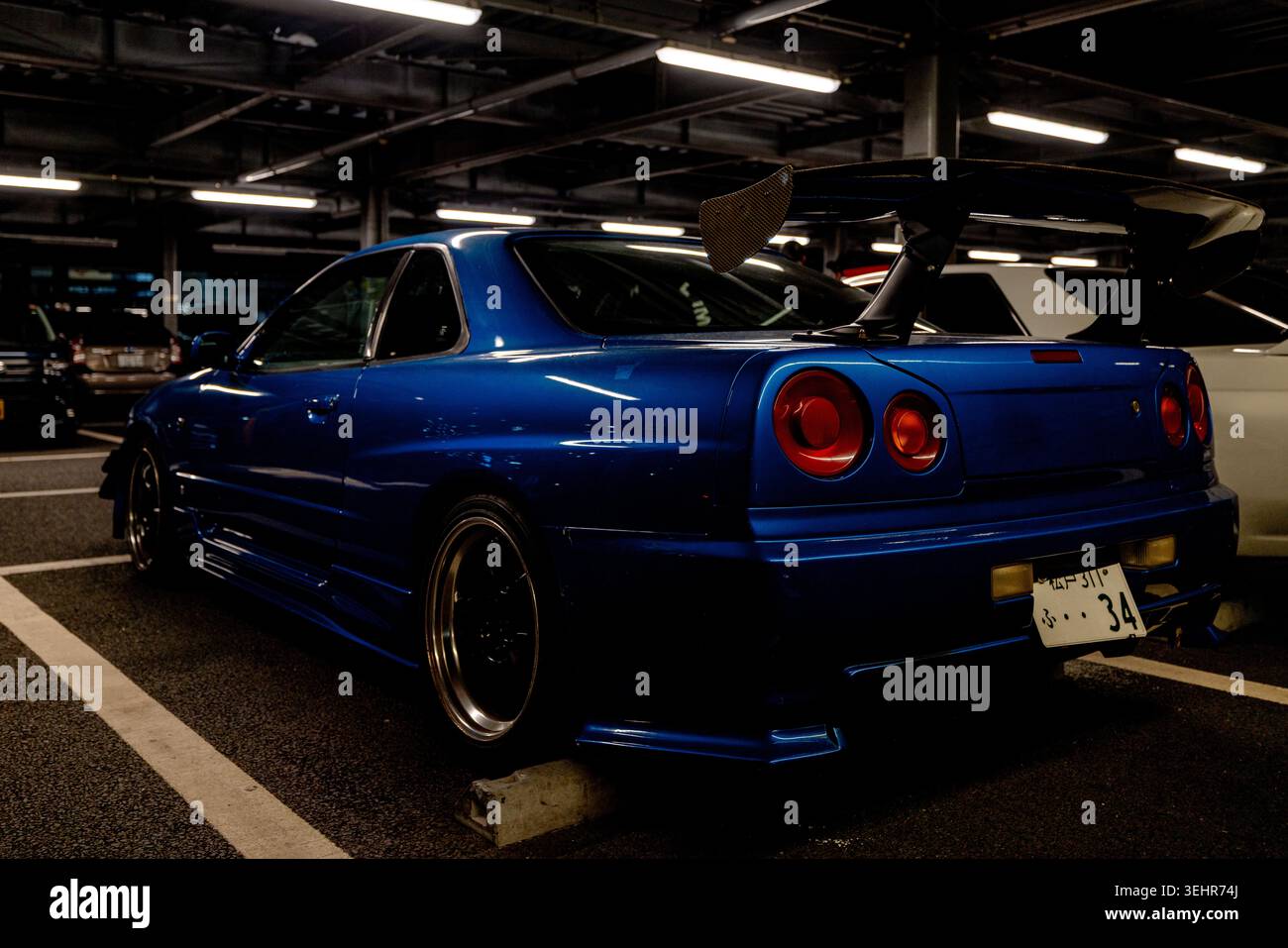 Nissan Skyline GT-R R34 auf der APIT Autobacs Shinonome in Tokio, Japan. Stockfoto