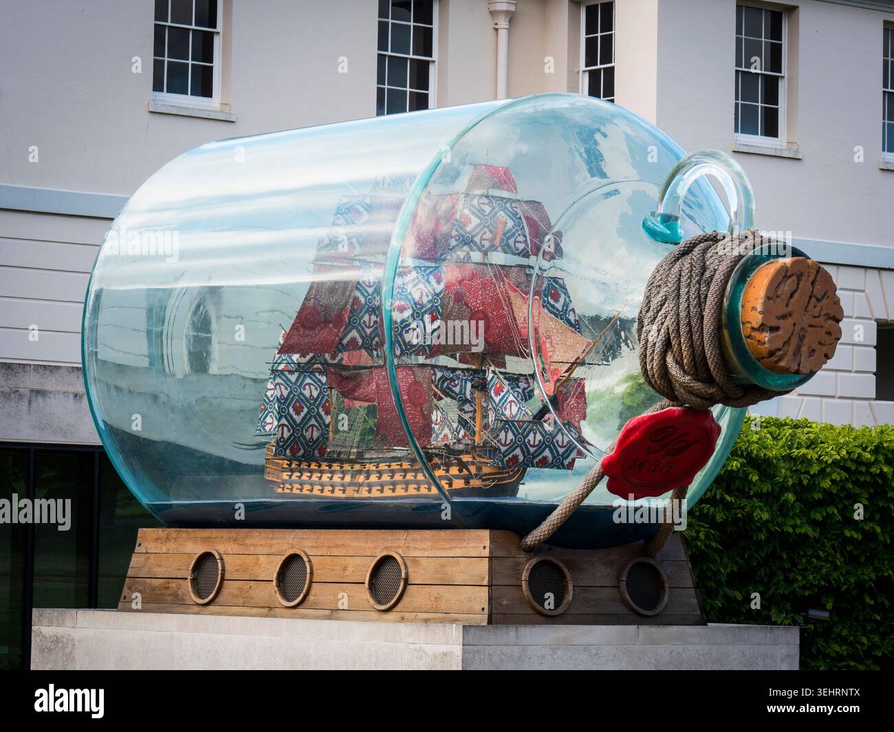 Yinka Shonibares riesige Skulptur „Nelson's Ship in a Bottle“ vor dem National Maritime Museum in Greenwich, London, mit farbenfrohen gemusterten Segeln Stockfoto
