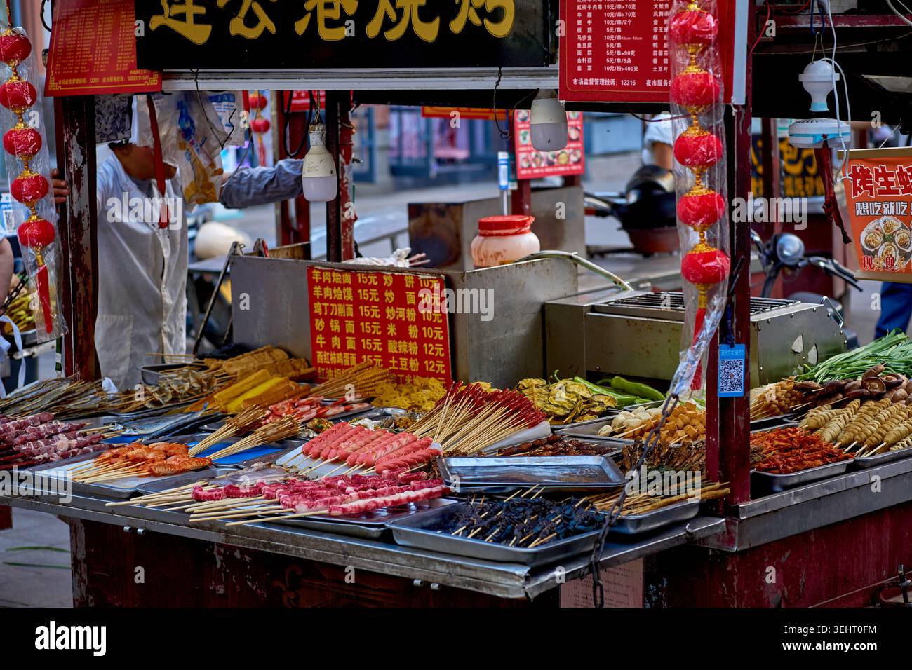 Nahaufnahme eines Marktstandes auf dem berühmten Trommelturm-Nachtmarkt in der Innenstadt von Kaifeng, China Stockfoto