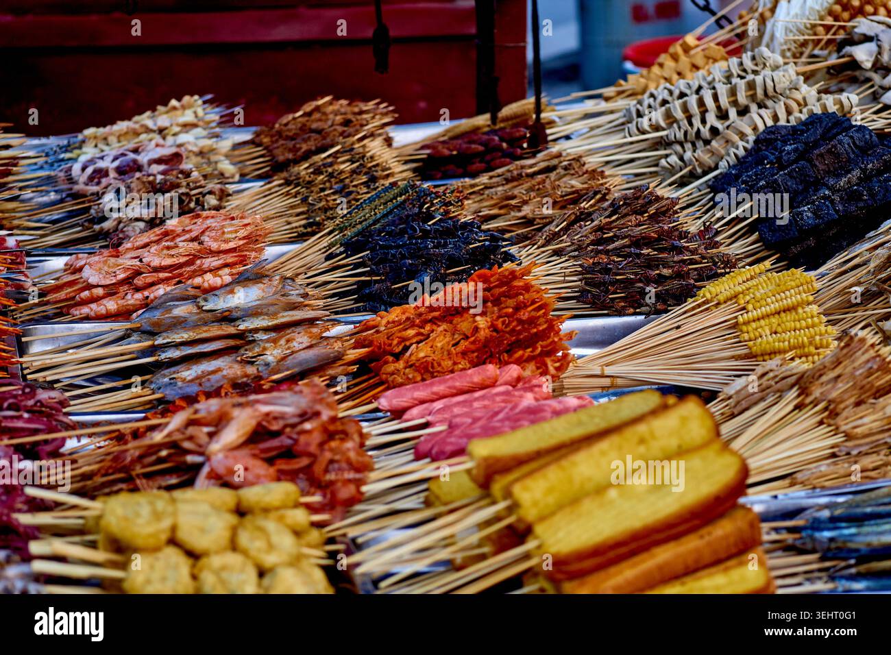 Nahaufnahme von Snacks wie Kutten und Insekten auf Kebab Sticks in einem Stand auf dem berühmten Trommelturm Nachtmarkt in der Innenstadt von Kaifeng, China Stockfoto