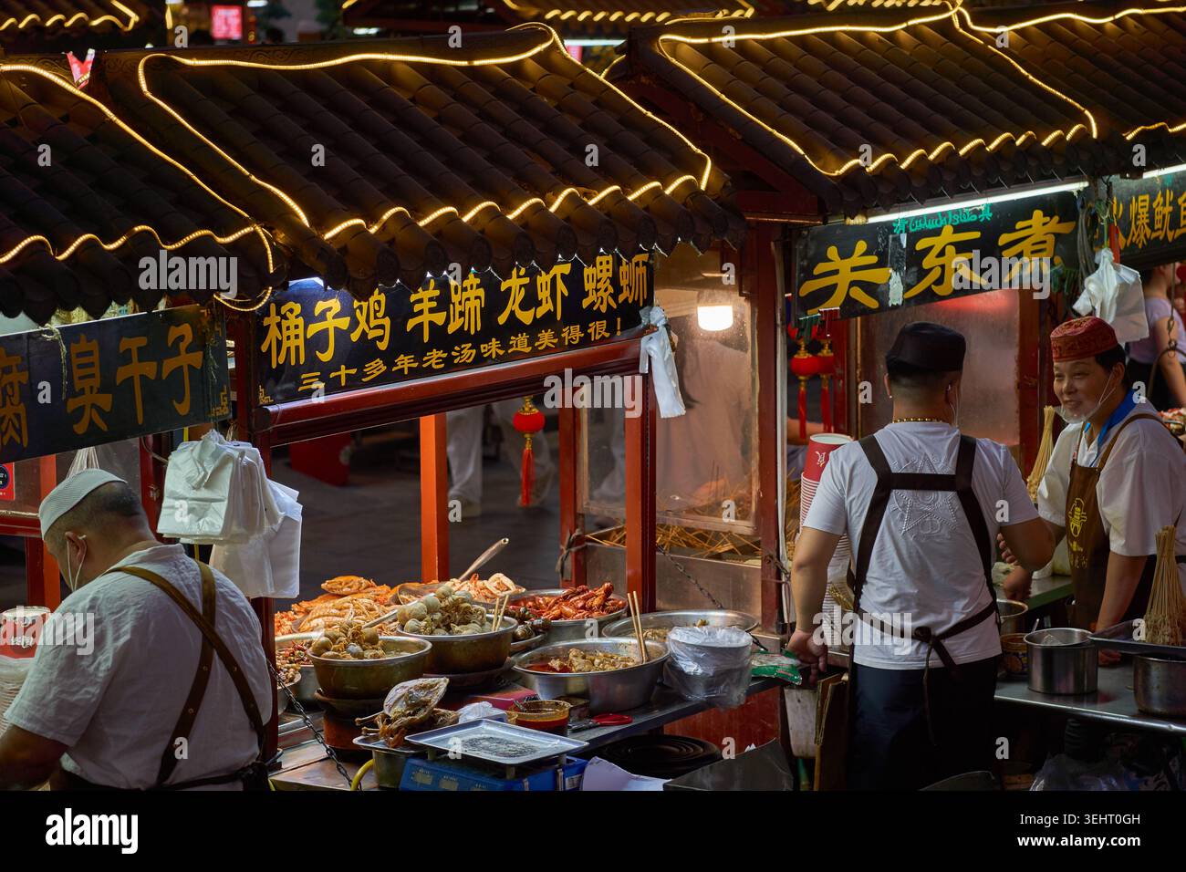 Nahaufnahme der beleuchteten Marktstände auf dem berühmten Trommelturm-Nachtmarkt in der Innenstadt von Kaifeng, China Stockfoto