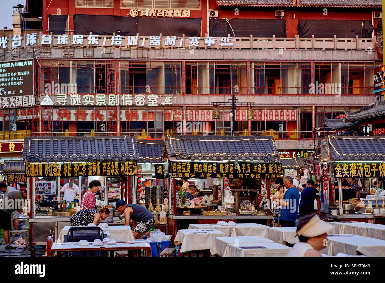 Kaifeng Nachtmarkt mit Street Food und Restaurantständen Stockfoto