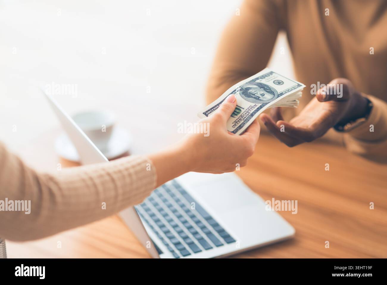 Schwarzer Mann erhält Bestechungsgeld vom Partner Stockfoto