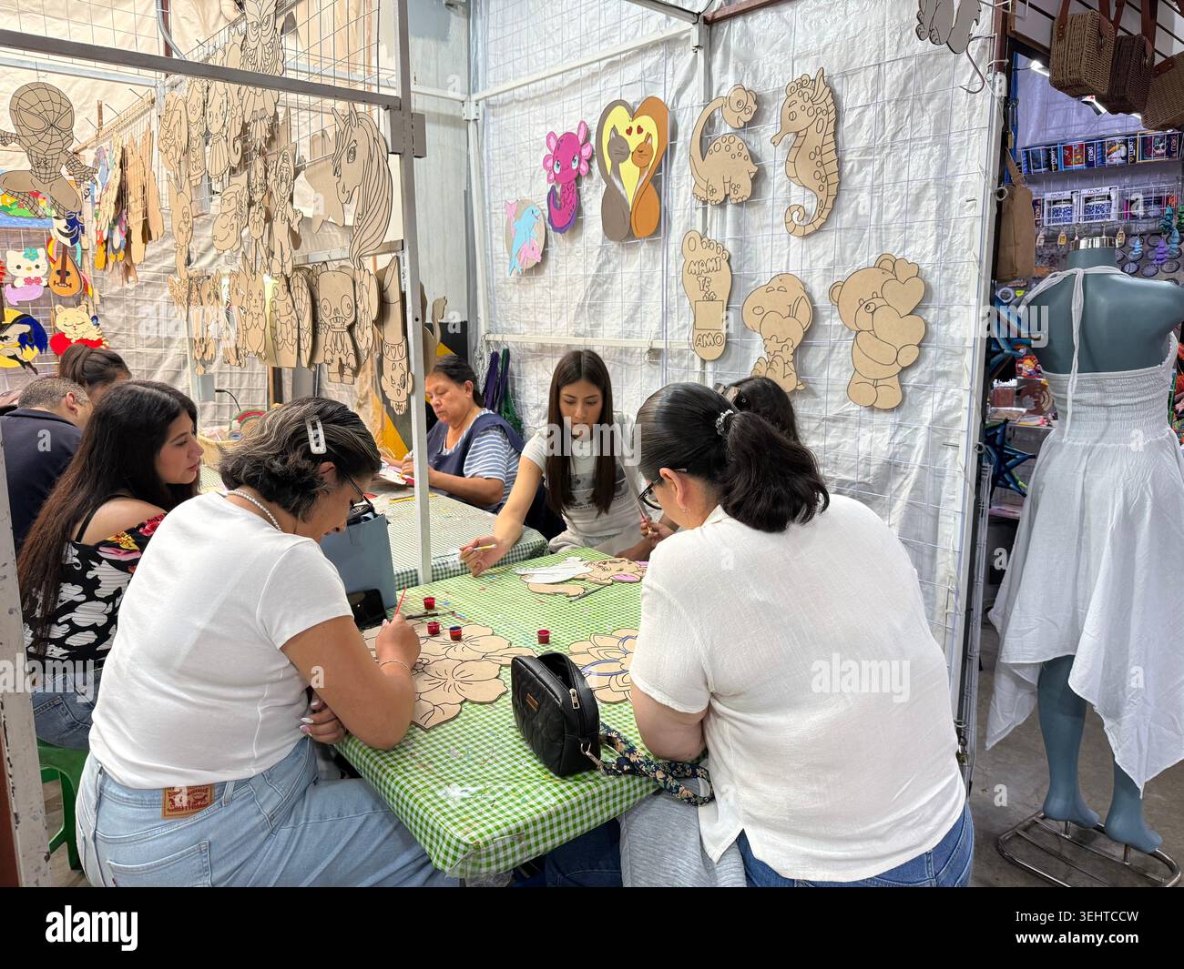 Die Teilnehmer malen Handwerkskunst während eines Kunstworkshops auf einem Markt in Coyoacán, Mexiko-Stadt, Mexiko Stockfoto