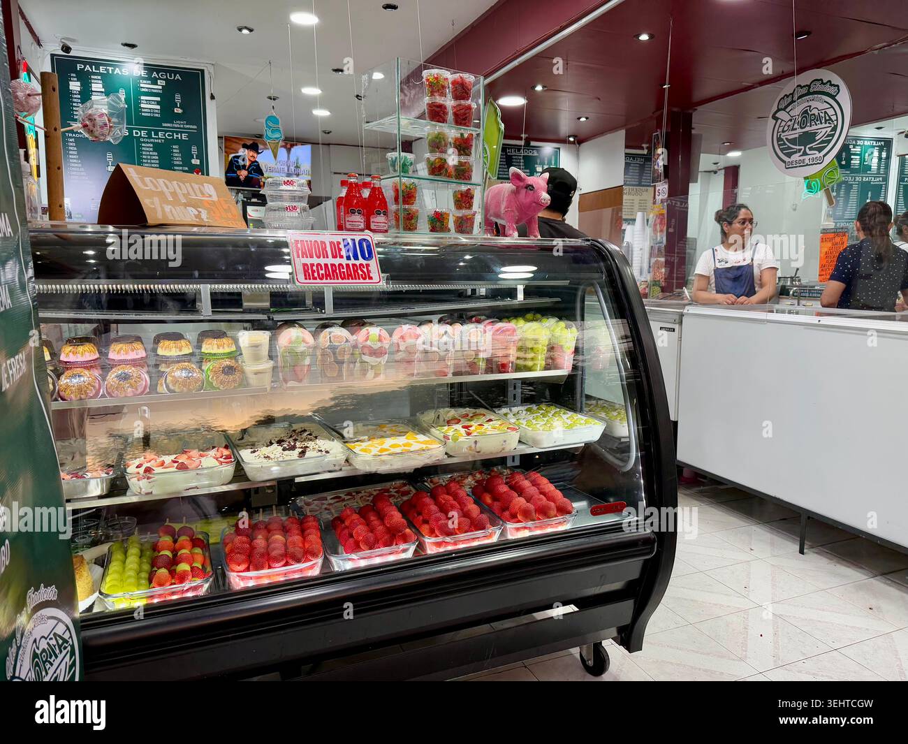 In einem traditionellen paletería in Coyoacán, Mexiko-Stadt, mit farbenfrohen Paletten, Eis und Obstdesserts zum Verkauf - Smartphone-aufgenommenes Stockfoto