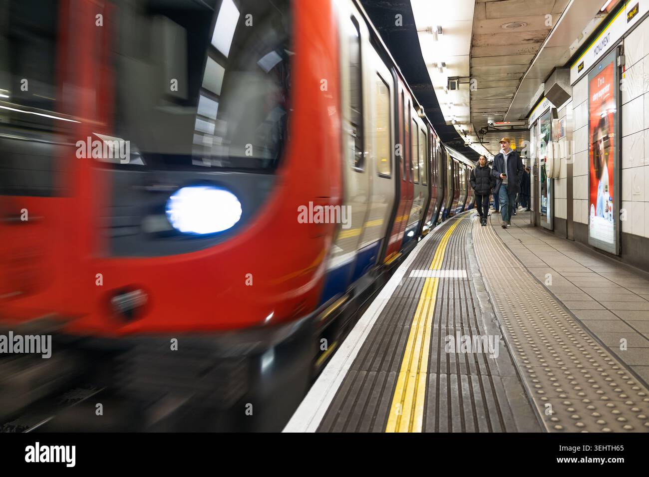 Die Londoner U-Bahn fährt an einem Bahnsteig vorbei. London, Vereinigtes Königreich, 10. Dezember 2023 Stockfoto