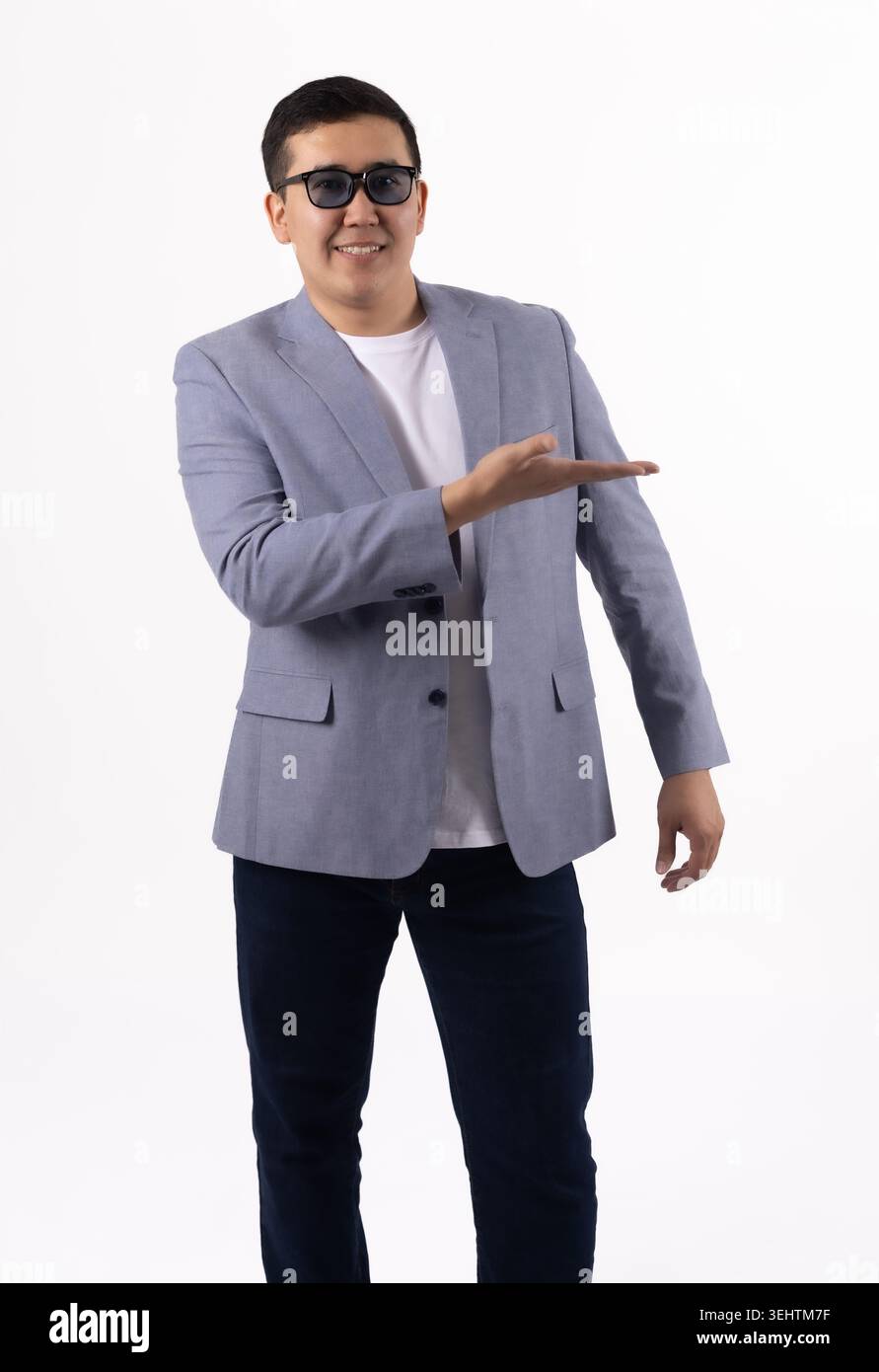 Selbstbewusster, gutaussehender junger asiatischer Geschäftsmann, der mit offener Hand begrüßt wird Stockfoto