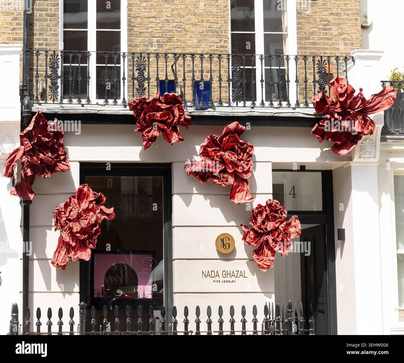 Blumenausstellung vor der Boutique Nada Ghazal in Chelsea Stockfoto